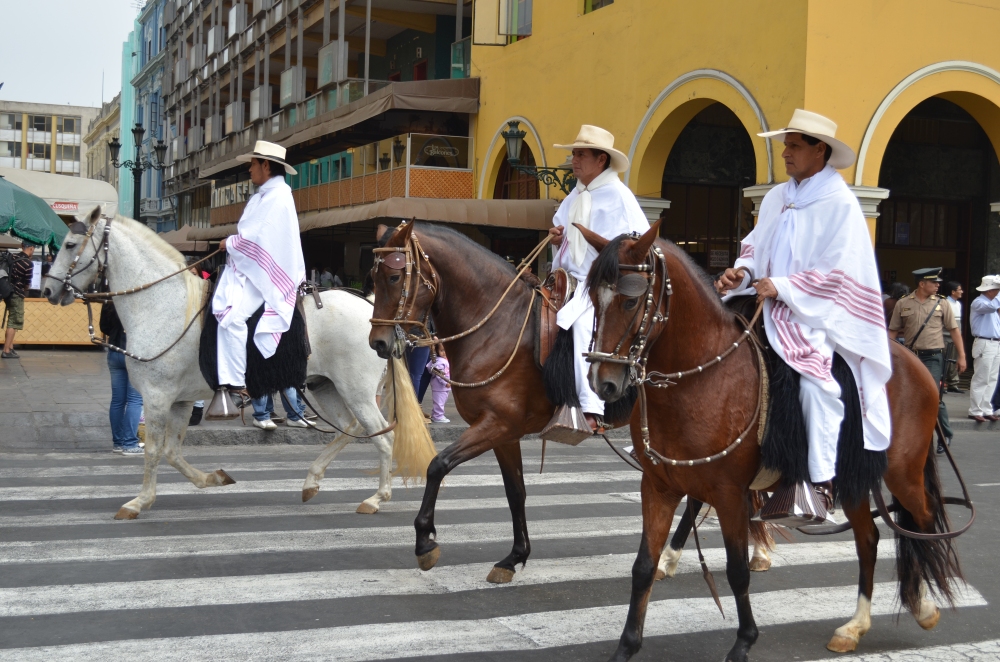 Chalanes peruanos en el desfile en Plaza Mayor de Lima, Perú